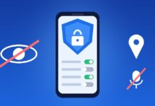 هاتف ذكي يحميه درع وقفل مع مفاتيح أذونات التطبيقات ورمز عين مشطوبة لحماية الخصوصية